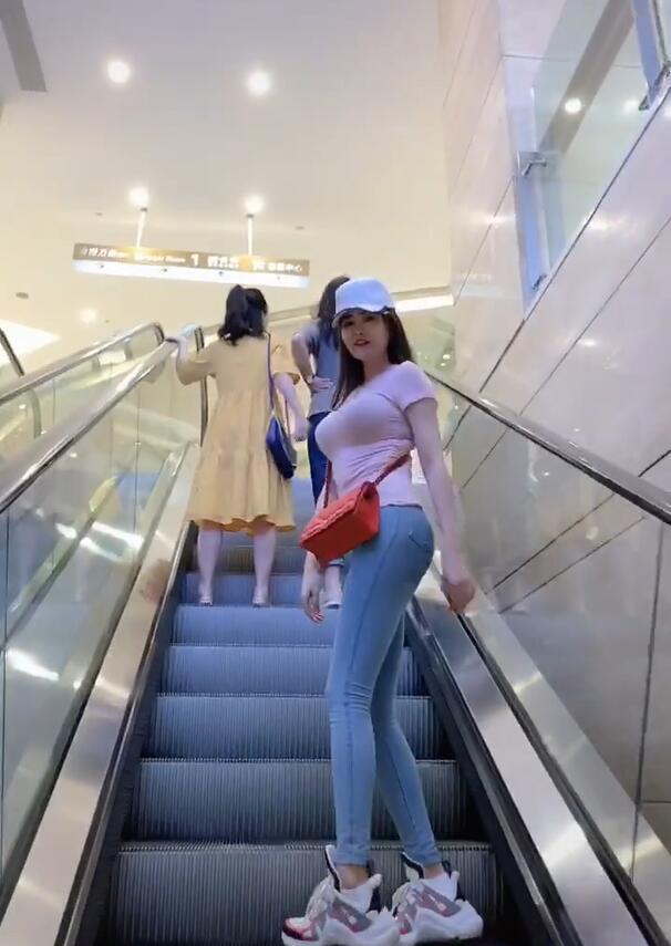 赵婉妮：自信魅力 紧身牛仔裤