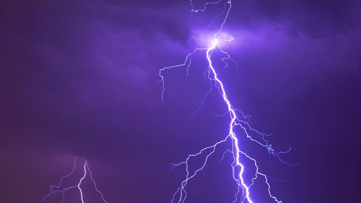 梦见打雷要劈我_劈你的雷正在路上mobi_梦见被雷劈死
