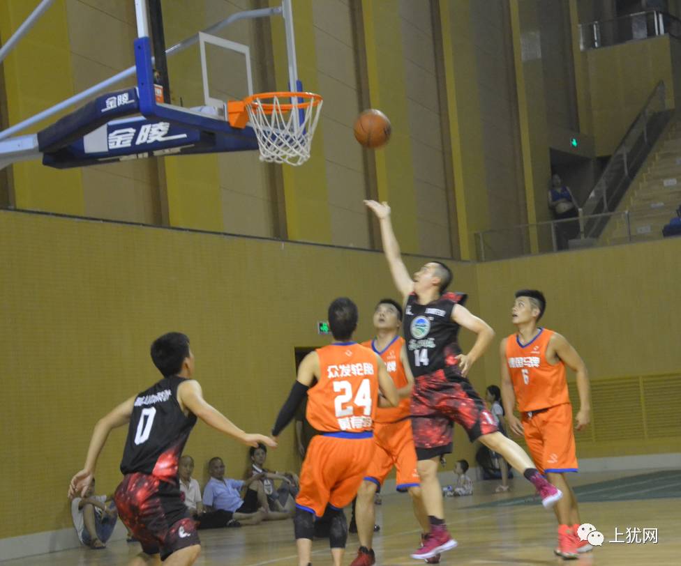 蓝球比分：奔跑、传球、射门的赛后回顾