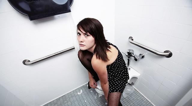 尿裤子网站_外国美女尿裤子_外国人在街头扒裤子