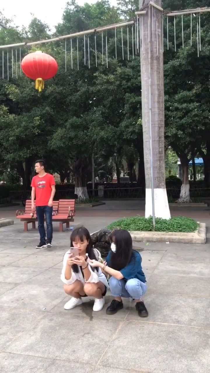 尿裤子场面_美女尿裤_尿裤美女图片
