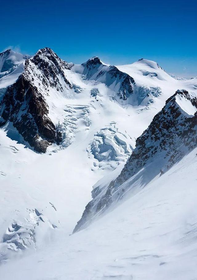 我愿意陪你翻过雪山穿越戈壁是什么歌_戈壁滩雪山在哪_戈壁雪原