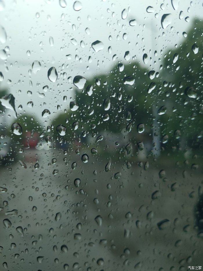 下雨天玩手机有危险吗_下雨能玩手机_下雨可以玩手机游戏吗