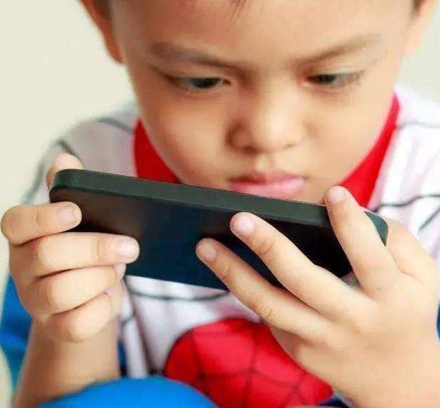 小孩玩手机不打游戏的危害-小学校长揭秘：小孩玩手机，不打游戏竟有这些危害