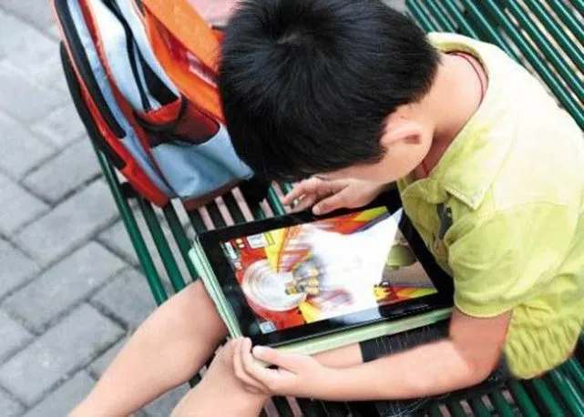 迷恋小孩咋办玩手机游戏呢_孩子迷恋手机游戏_小孩迷恋玩手机游戏咋办