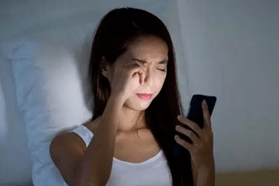眼睛玩手机对眼了怎么办_玩游戏的手机对眼睛的伤害_玩游戏把眼睛玩坏了