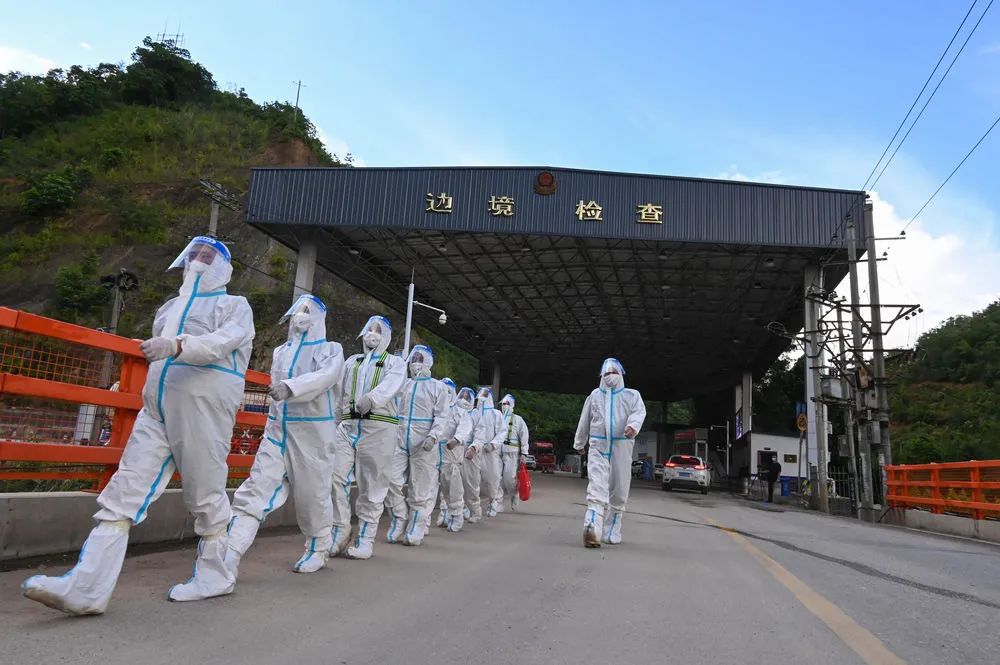 最后的战线-疫情一线：医护人员的仁心助人与无畏战斗