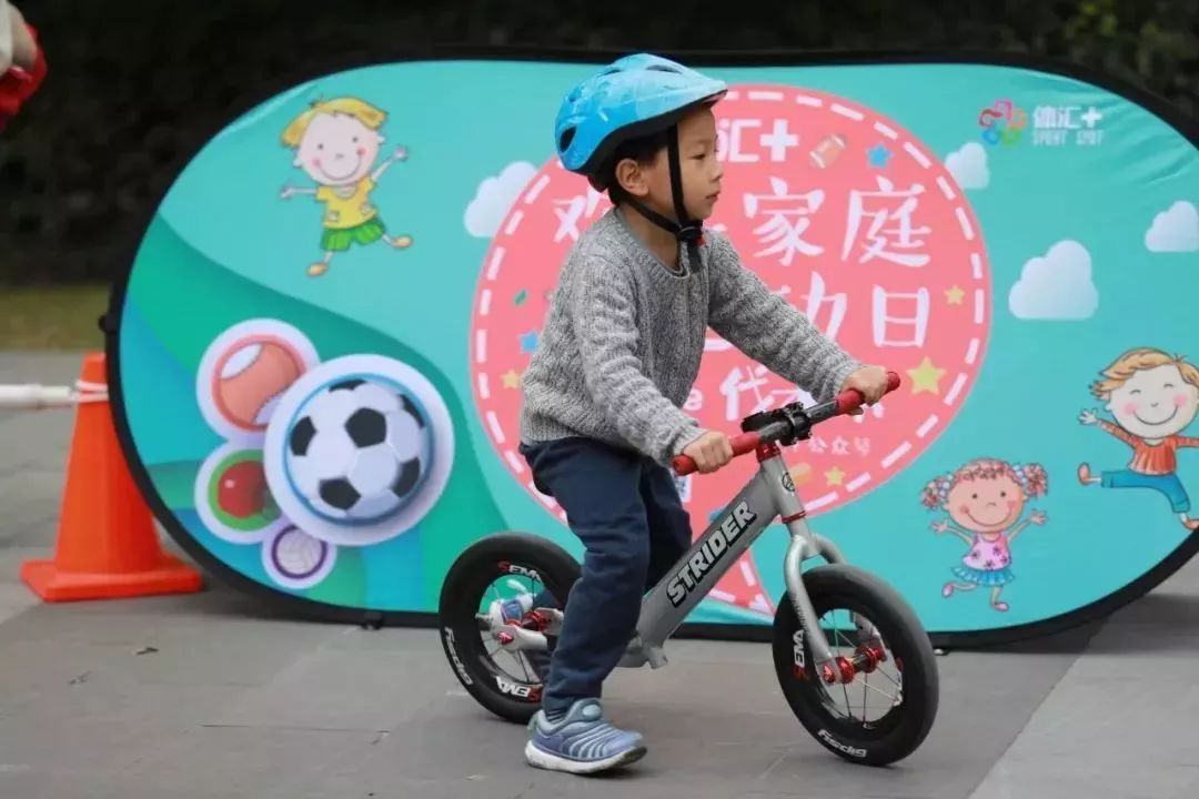 小女孩沉迷手机玩游戏视频-孩子童年不同寻常！小学校长的3点建议让你大开眼界