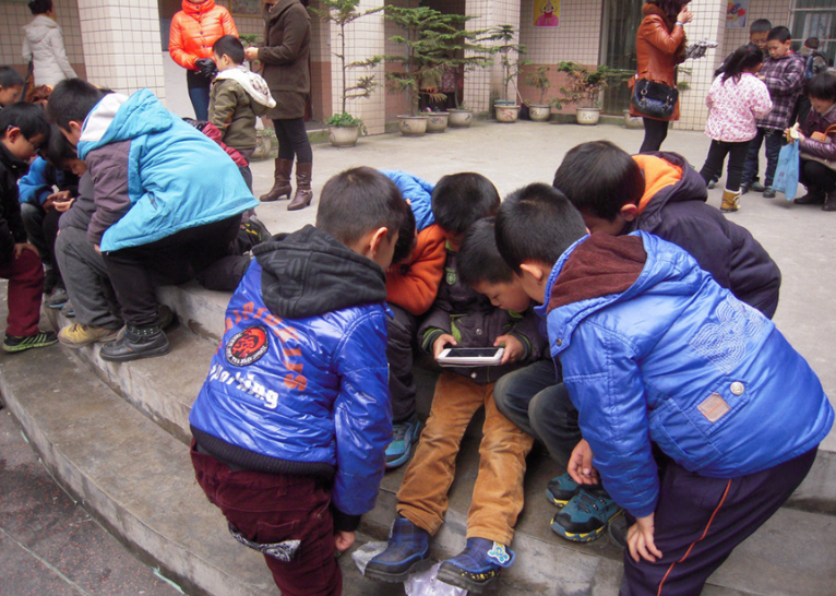 学生应该玩什么游戏手机_学生玩手机游戏的十大好处_玩应该手机游戏学生怎么办