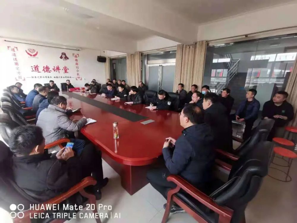 男子专心玩手机_小伙玩手机_新乡男子玩手机游戏被抓