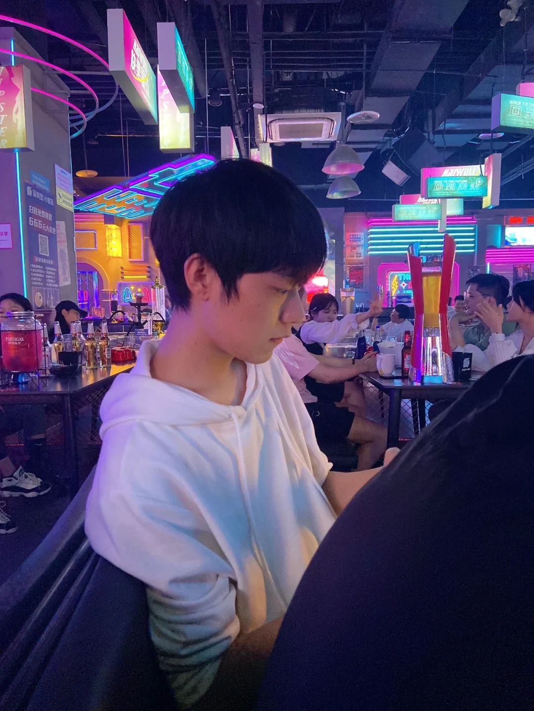 双人喝酒游戏手机大战：酒神争霸，谁与争锋