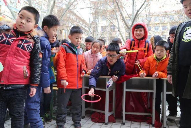 用手机玩游戏的图片_爷儿俩玩手机打游戏图片_玩手机游戏表情包