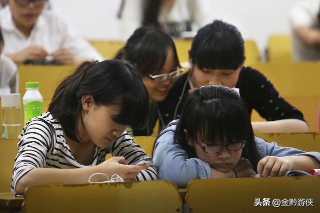 同学们上课玩手机游戏_有同学上课玩手机_同学上课玩手机怎么告诉他