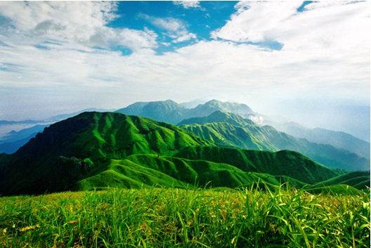 高山我梦-站在山脚仰望高山，感受自由与挑战，追寻真正的自己